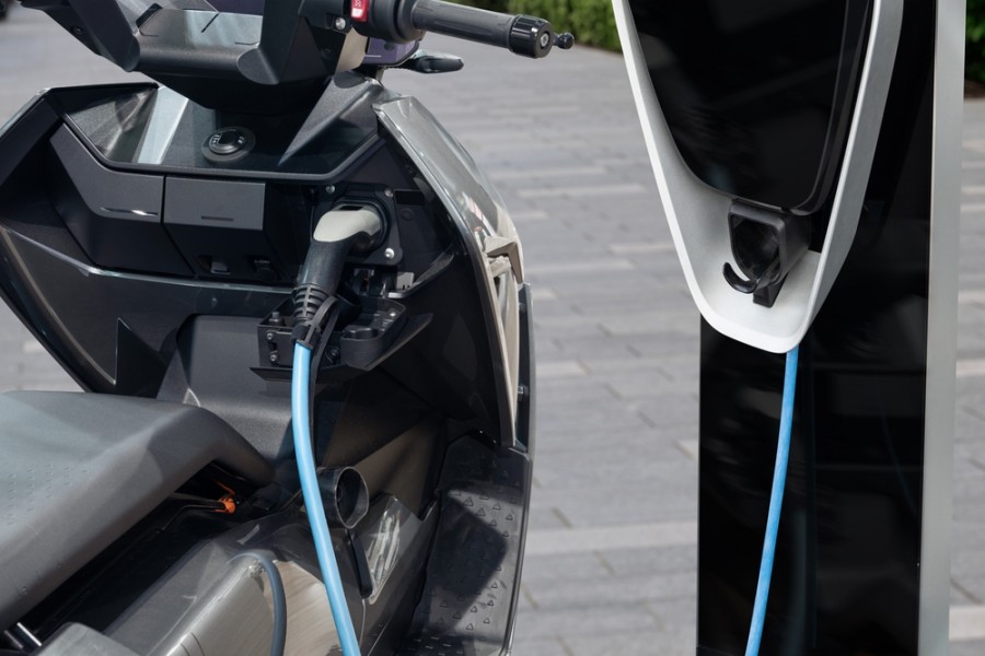Comment recharger une moto électrique 125 ?