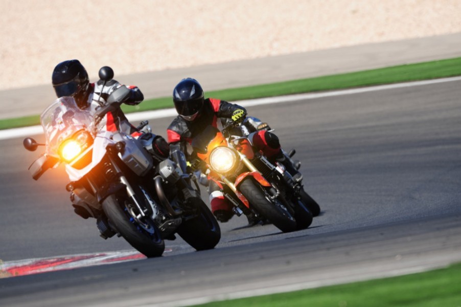 Qu'est-ce qui rend la course de moto si passionnante ?